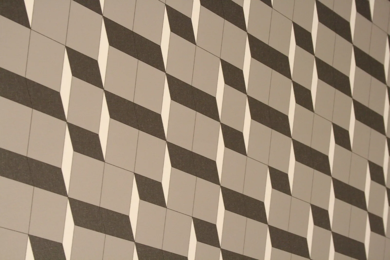 Projection tiling print in greys